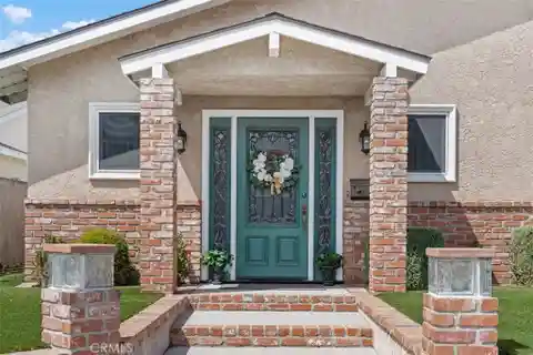 Beautifully Maintained Home Backing to the Navy Golf Course