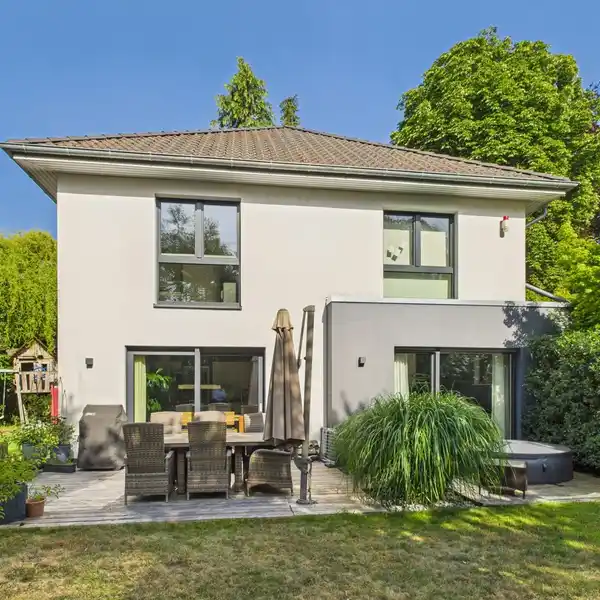 CHARMING DETACHED HOUSE WITH SPACIOUS LIVING ROOM AND GARDEN