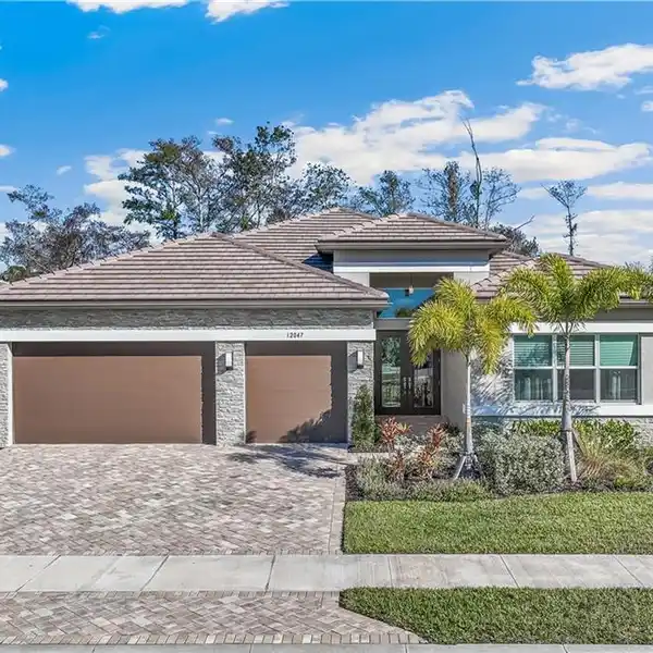 SOUGHT-AFTER FLOORPLAN IN THE HEART OF VALENCIA TRAILS