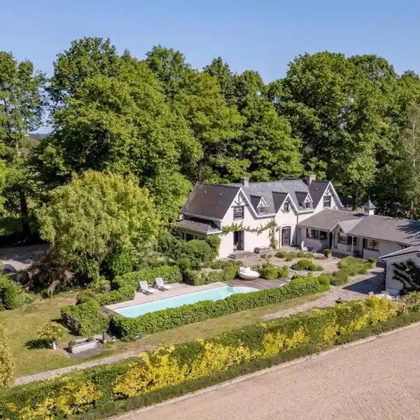 BEAUTIFUL AND CHARMING HOME AND HORSE PROPERTY