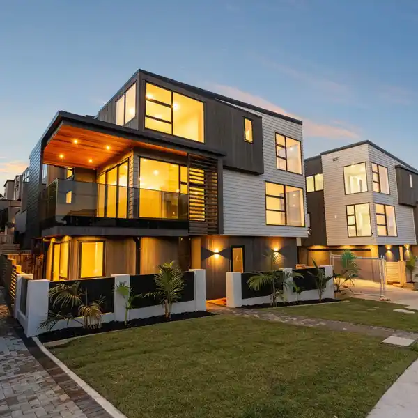HIGH-QUALITY TOWNHOME NEAR THE BEACH