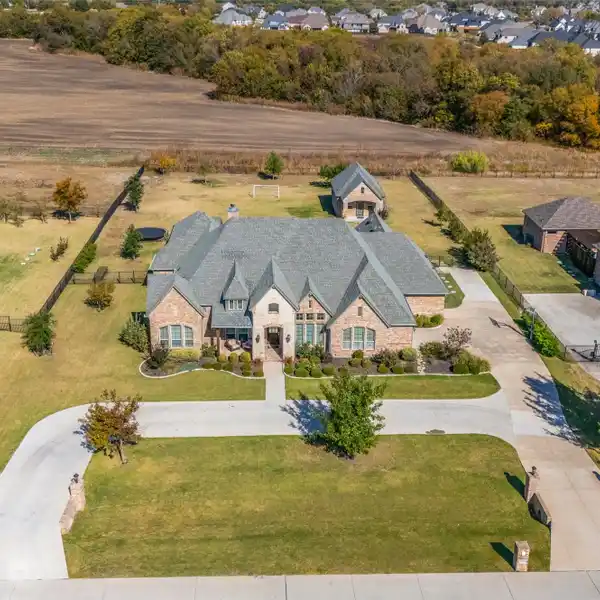 CHIC HAVEN WITH RESORT-STYLE BACKYARD