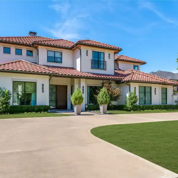 EXQUISITE NEWER CONSTRUCTION ON A PRIME PRESTON HOLLOW BLOCK