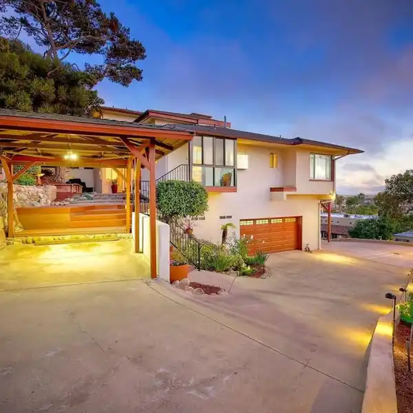 ELEGANCE AND CONVENIENCE WITH PANORAMIC VIEWS