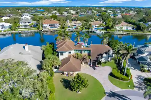 Spacious Waterfront Estate in the Moorings