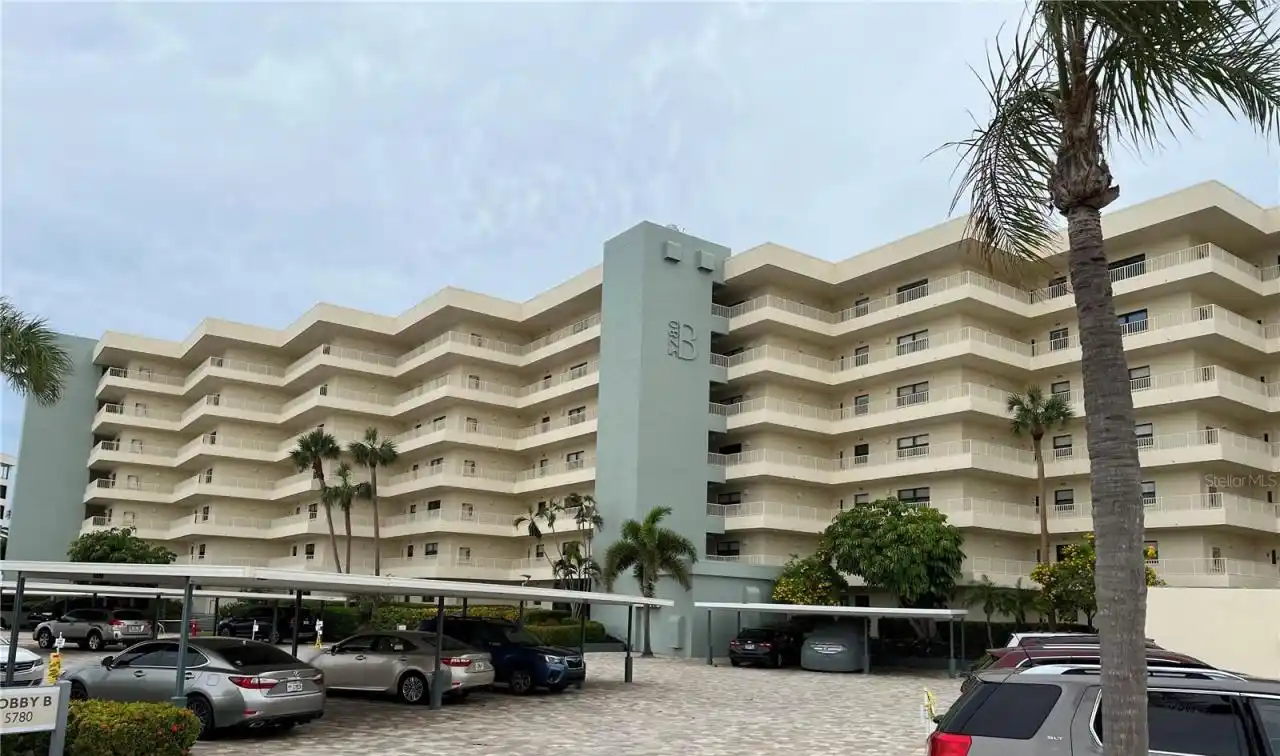 Resort Lifestyle in This Siesta Key Oasis