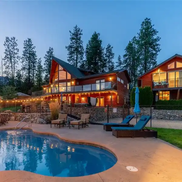 TURNKEY BEAUTY OVERLOOKING LAKE CHELAN