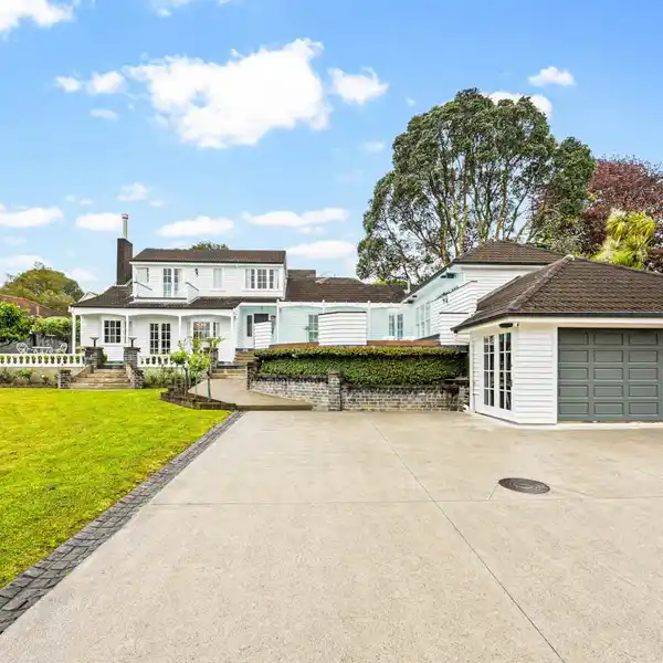 LIGHT-FILLED AND ELEGANT PRIVATE HAVEN