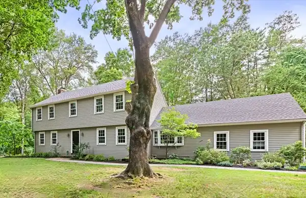 MOVE-IN READY COLONIAL IN TOP SCHOOL DISTRICT