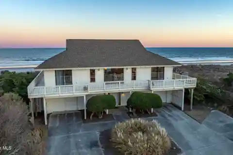 Beachfront Residence on Figure 8 Island