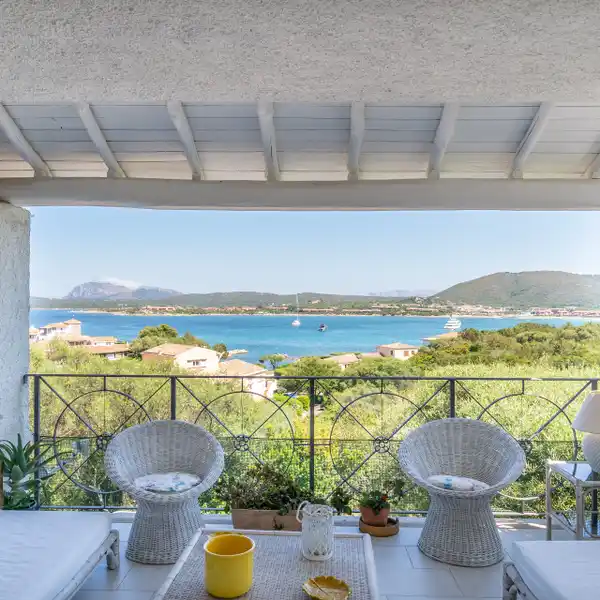 SPECTACULAR RESIDENCE WITH SPARKLING BAY VIEWS