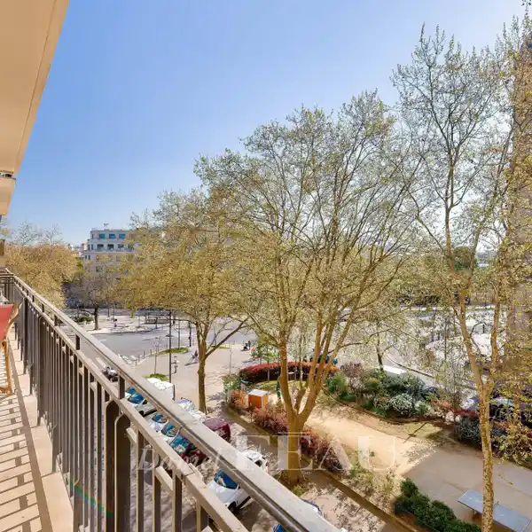 SPACIOUS APARTMENT WITH LARGE BALCONIES