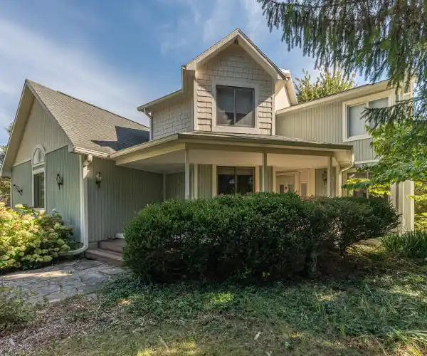 VERSATILE EQUESTRIAN RETREAT WITH INDOOR ARENA