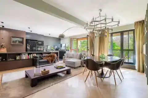 Elegant South-Facing Apartment