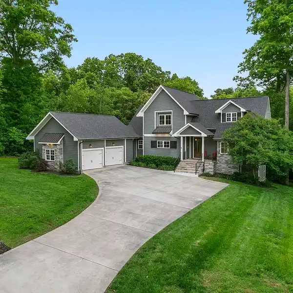 MODERN HOME ON A PRIVATE LOT