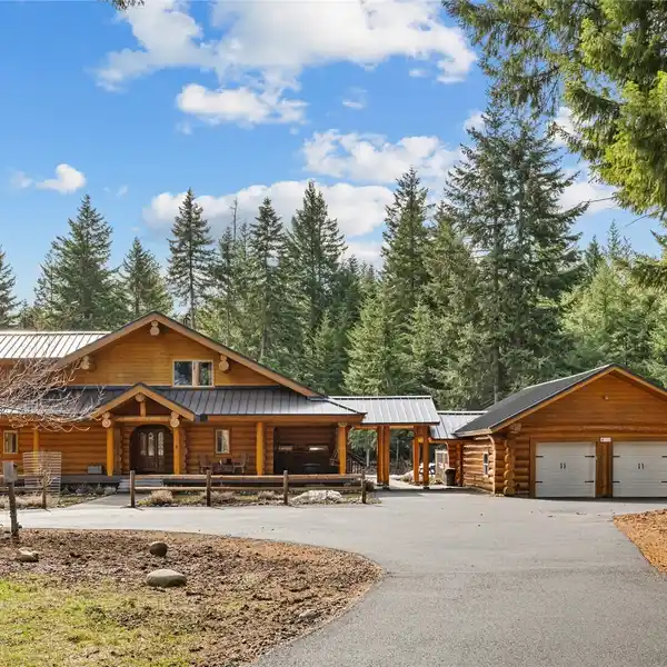 LOG HOME ON SIX ACRES
