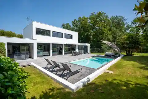 Contemporary Villa on the Edge of a Vineyard