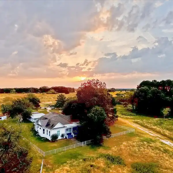 CHARMING FARMHOUSE RETREAT