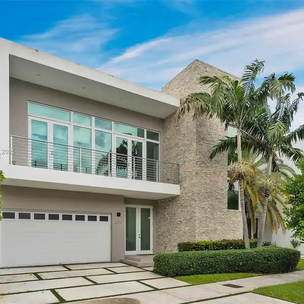 DESIGNER-FINISHED LUXURY RESIDENCE IN EXCLUSIVE MANSIONS AT DORAL