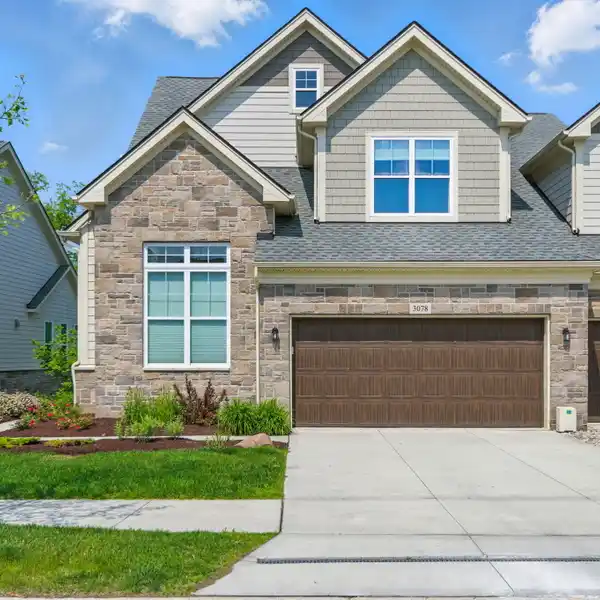 STUNNING END-UNIT TOWNHOME IN NORTH OAKS