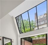 MINT TOWNHOUSE IN PRIME LOCATION