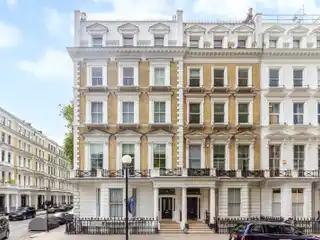 Light-Filled and Open Residence in London
