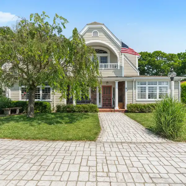 SPACIOUS KNOLLWOOD BEACH HOME ONE HOUSE FROM THE SOUND