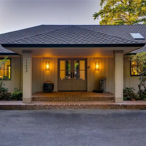 WATERFRONT LIVING ON IDYLLIC LAKE STEILACOOM
