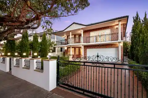 Grand-Scale Home with a Flowing Design