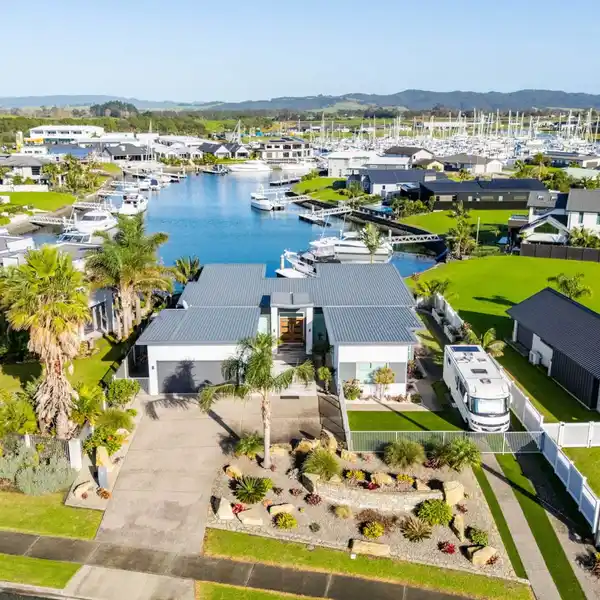 WATERFRONT LIVING AT ITS BEST