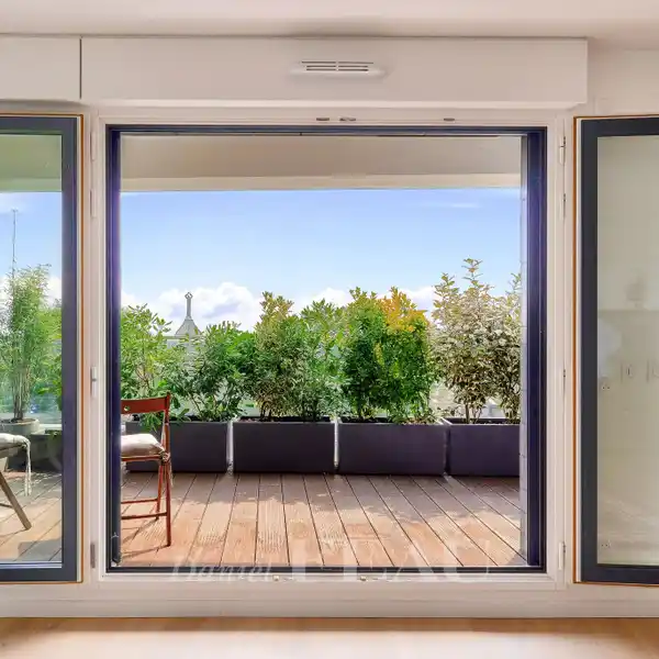 BRIGHT CONTEMPORARY FLAT WITH ICONIC OUTLOOK