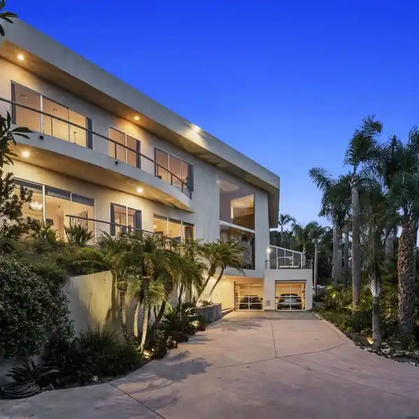 MODERN LUXURY ESTATE WITH UNMATCHED PRIVACY