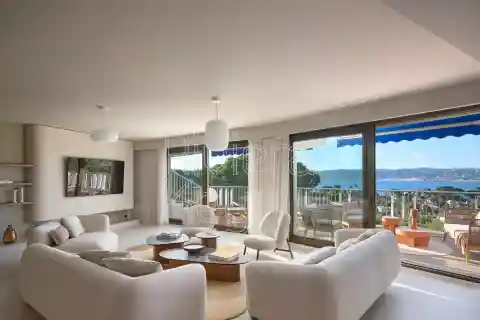 Prestigious Cap D’antibes Apartment with Panoramic Terraces