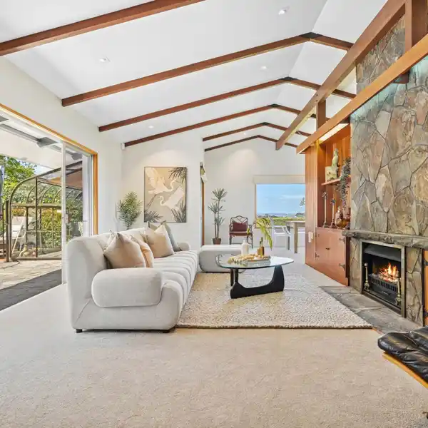 MID-CENTURY CLASSIC ON A DESIRABLE CUL-DE-SAC