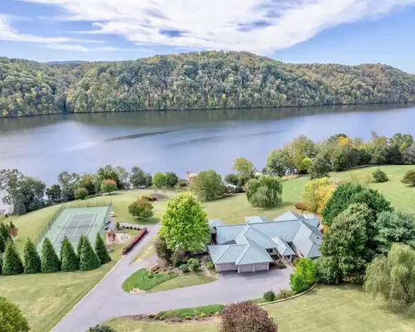 ONE-OF-A-KIND CONTEMPORARY LAKEFRONT PROPERTY