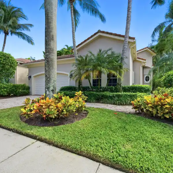 LAKEFRONT ELEGANCE WITH SEAMLESS INDOOR-OUTDOOR LIVING