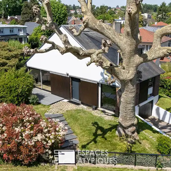 MODERNIST STYLE IN IDEAL LOCATION