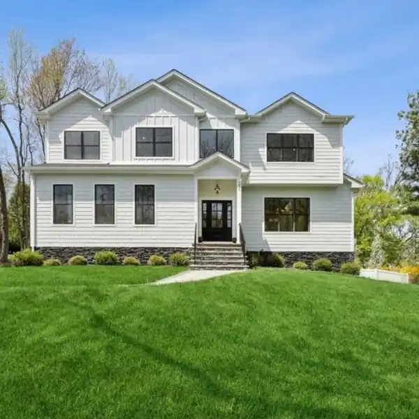 HIGH-END HOME IN A CONVENIENT LOCATION