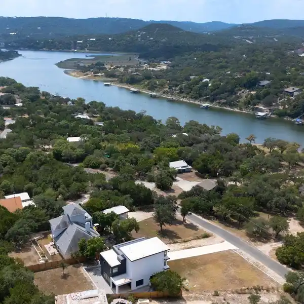 NEWLY COMPLETED LAKESIDE OASIS