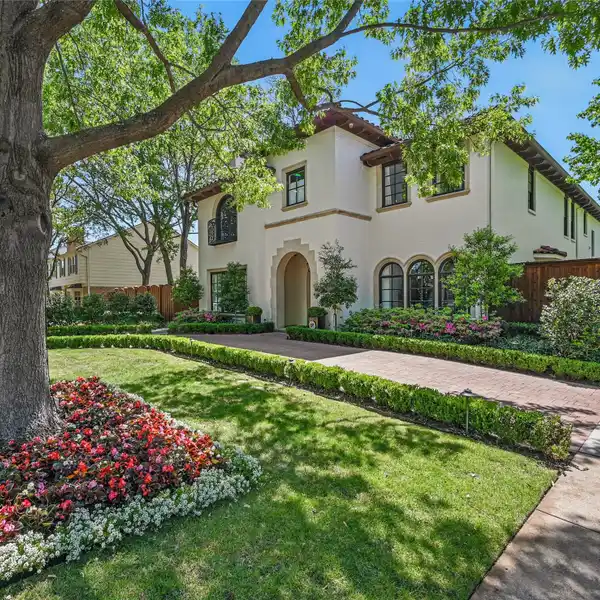 TIMELESS ELEGANCE WITH STATE-OF-THE-ART AMENITIES