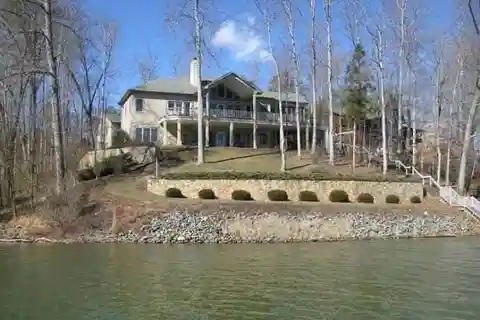 Beautiful Lakefront Contemporary