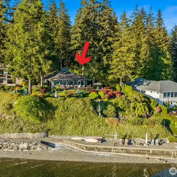 SPECTACULAR SOUTH-FACING ALLEN POINT WATERFRONT HOME