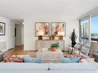 Light-filled Corner Residence