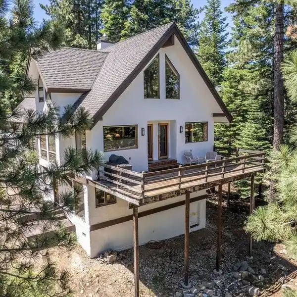 LIGHT, BRIGHT & SPACIOUS BAVARIAN STYLE HOME WITH MOUNTAIN CHARM IN TAHOMA