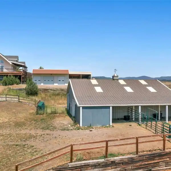 HORSE-READY ESTATE WITH VALLEY VIEWS