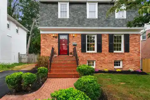 Beautifully Renovated Colonial in Kings Manor
