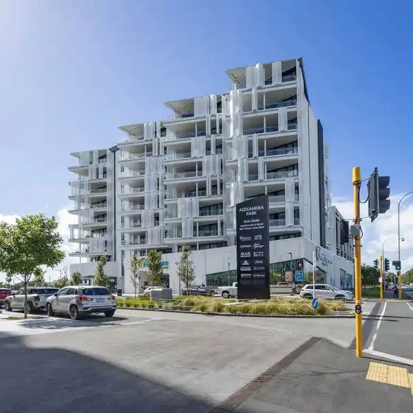 SOPHISTICATED AND STUNNING CORNER APARTMENT