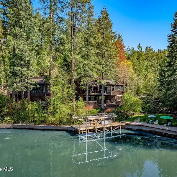 LUXURY CUSTOM HOME ON THE SPOKANE RIVER