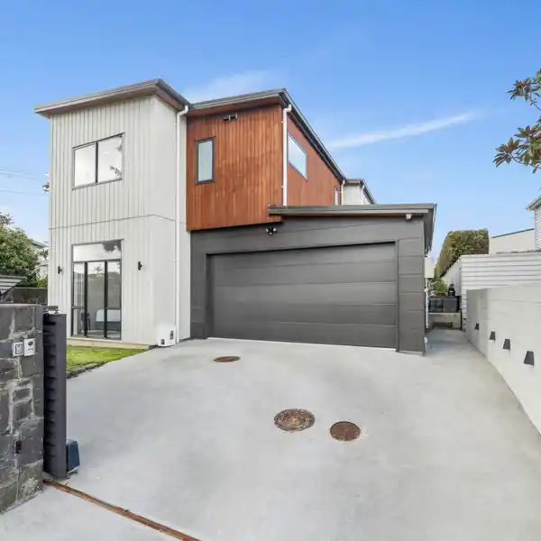 GRAND SCALE LIVING WITH DESIGNER SOPHISTICATION