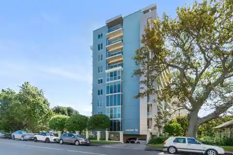 Corner Oakridge Apartment